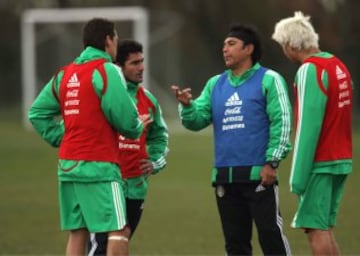 De 2006 a 2008 dirigió a la Selección Mexicana; no completó el proceso mundialista y tras quedar fuera de los Juegos Olímpcios de Beijing 2008.