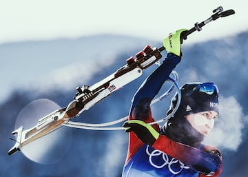 Los más adeptos al biatlón aseguran que es el deporte más emocionante del mundo. Pekín, como mínimo, no les quita la razón. Johannes Thingnes no ha estado solo. Junto a su hermano, Tarjei (dos oros, una plata y un bronce), y contra Quentin Fillon Maillet (dos oros, tres platas y, con ellas, el deportista francés con más preseas olímpicas), ha protagonizado algunos de los episodios más épicos de esta edición. A la altura de todos ellos, en categoría femenina, Marte Olsbu Roiseland. En su caso, de forma dictatorial, sin dejar hueco a sus competidoras. 