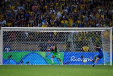 BELO HORIZONTE, BRAZIL - AUGUST 12: Andressa Alves #9 of Brazil shoot against goalkeeper Lydia Williams #1 of Australia in Penalties Shoot-out during the Women's Football Quarterfinal match at Mineirao Stadium on Day 7 of the Rio 2016 Olympic Games on Aug