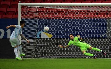 El encuentro terminó 1-1 tras los noventa minutos. Lautaro Martínez y Luis Díaz anotaron y la clasificación se definió desde los once pasos. Los de Scaloni se impusieron 3-2 y ahora jugarán la final ante Brasil. 