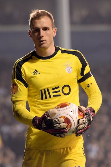 El Atlético de Madrid lo fichó para disputarse con Moyà el puesto de sustituto de Courtois y muchos recordarán su trágico debut ante el Olympiacos. Hoy todo eso está olvidado y nadie duda de que es uno de los mejores porteros del mundo. En el Benfica, al que llegó en 2010, sólo jugó una temporada.