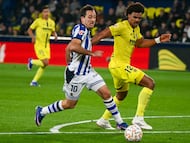 Real Sociedad's Spanish forward #10 Mikel Oyarzabal (L) vies for the ball with Villarreal's Portuguese defender #12 Renato Veiga during the Spanish league football match between Villarreal CF and Real Sociedad at La Ceramica Stadium in Vila-real on March 20 , 2026. (Photo by JOSE JORDAN / AFP)