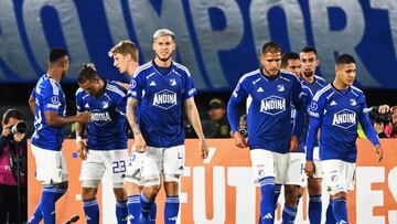 Jugadores de Millonarios en un partido de Copa Sudamericana.