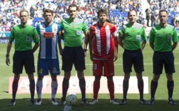 El árbitro Martínez Munuera acompañado por sus asistentes Alonso Fernández y Canales Cerda, el cuarto árbitro Gálvez Rascón y los capitanes Víctor Sánchez y Coke. 