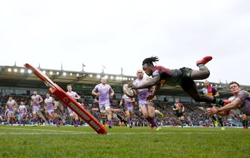 El jugador de rugby Gabriel Ibitoye de los Harlequins trata de marcar durante la semifinal de Copa de Rugby Inglesa ante los Exeter Chiefs.