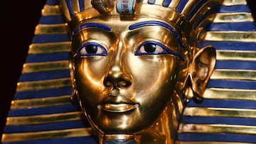 MUNICH, GERMANY - APRIL 02: The burial mask of Egyptian Pharaoh Tutankhamun is shown during the 'Tutanchamun - Sein Grab und die Schaetze' Exhibition Preview at Kleine Olympiahalle on April 2, 2015 in Munich, Germany. (Photo by Hannes Magerstaedt/Getty Images)