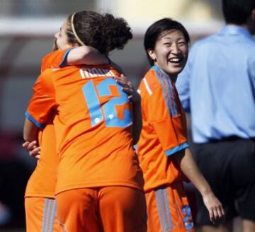 Las jugadoras celebran un gol. 