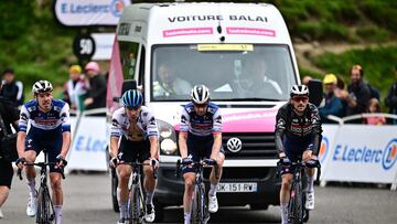 El ciclista neerlandés del Soudal Quick-Step Fabio Jakobsen llega a la meta de Cauterets-Cambasque arropado por sus compañeros y delante del 'coche escoba'.