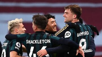 23 October 2020, England, Birmingham: Leeds United's Patrick Bamford (R) celebrates scoring his side's third goal with his team mates during the English Premier League soccer match between Aston Villa and Leeds United at Villa Park. Photo: Laure