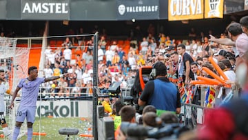 Vinicius, señalando a un aficionado que supuestamente le insultó con comentarios racistas durante el Valencia-Real Madrid.