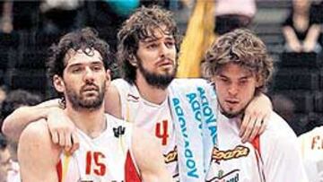 Pau Gasol se retira ayudado por su hermano Marc y Garbajosa