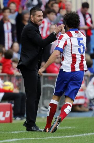El centrocampista portugués del Atlético de Madrid Tiago Mendes celebra con su entrenador, el argentino Diego Simeone, el gol marcado al Málaga durante el partido de la duodécima jornada de liga de Primera División