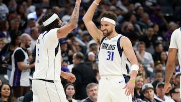 SACRAMENTO, CALIFORNIA - APRIL 16: Klay Thompson #31 high fives Anthony Davis #3 of the Dallas Mavericks after Davis made a basket against the Sacramento Kings during the first half of the NBA play-in tournament game at Golden 1 Center on April 16, 2025 in Sacramento, California. NOTE TO USER: User expressly acknowledges and agrees that, by downloading and/or using this photograph, user is consenting to the terms and conditions of the Getty Images License Agreement. Ezra Shaw/Getty Images/AFP (Photo by EZRA SHAW / GETTY IMAGES NORTH AMERICA / Getty Images via AFP)
