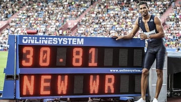 DI5 OSTRAVA (REP&Uacute;BLICA CHECA) 28/06/2017.- El atleta sudafricano Wayde Van Niekerk tras ganar y establecer un nuevo r&eacute;cord muncial en los 300 metros de la reuni&oacute;n de Ostrava o Golden Spike 2017 en Ostrava (Rep&uacute;blica Checa) hoy,