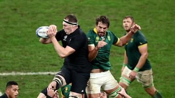 El jugador de Nueva Zelanda Brodie Retallick y el jugador de Sudáfrica Eben Etzebeth pugnan en una touch durante la final del Mundial de Rugby entre los All Blacks y los Spfringboks.