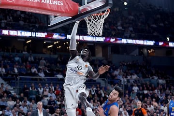 Eli Ndiaye ataca el aro del Maccabi.