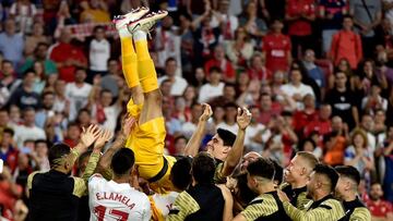 Bono, manteado por sus compañeros.