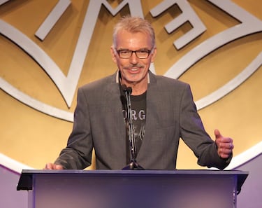 El Presidente de los Estados Unidos visita Dowing Street al Primer Ministro inglés (Hugh Grant) y se muestra muy desconsiderado e incluso intenta besar a una ayudante del mandatario inglés. Además, se muestra bastante intransigente.