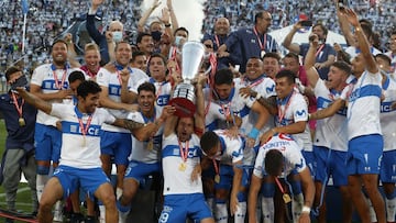 Futbol, Everton vs Universidad Catolica.
Fecha 34, campeonato Nacional 2021.
Los jugadores de Universidad Catolica celebran la obtencion del tercer titulo Nacional consecutivo tras el partido de primera division contra Everton disputado en el estadio Sausalito de Vina del Mar, Chile.
04/12/2021
Andres Pina/Photosport
Football, Everton vs Universidad Catolica.
34th date, 2021 National Championship.
Universidad Catolica players celebrate their third National Championship title in a row after the first division match against Everton held at the Sausalito stadium in Vina del Mar, Chile.
04/12/2021
Andres Pina/Photosport
