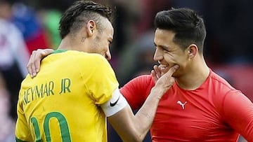 Neymar y Alexis se saludan tras un partido.