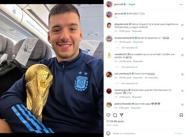 Argentina disfruta de la Copa del Mundo en el avión de vuelta a casa