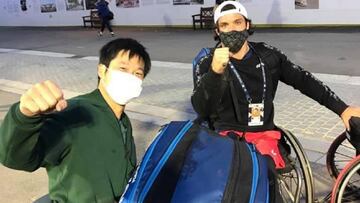 Los tenistas en silla de ruedas Shingo Kunieda y Gusti Fernández celebra una victoria en Roland Garros.