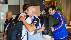 Álvaro Morata y Luis de la Fuente se saludan a llegada a la concentración. 