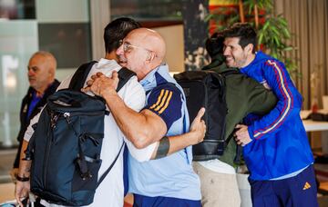 Álvaro Morata y Luis de la Fuente se saludan a llegada a la concentración. 