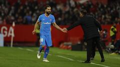 Simeone felicita a Felipe por su gol al Sevilla.