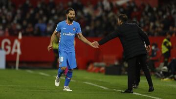 Simeone felicita a Felipe por su gol al Sevilla.