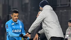 Marseille's Croatian head coach Igor Tudor (R) greets Marseille's Chilean forward Alexis Sanchez (L) during the French L1 football match between Clermont and Marseille in Clermont-Ferrand on February 11, 2023. (Photo by THIERRY ZOCCOLAN / AFP) (Photo by THIERRY ZOCCOLAN/AFP via Getty Images)