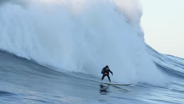 La surfista Zoe Chait surfeando su primera ola en Mavericks (Half Moon Bay, California, Estados Unidos), el 25 de noviembre del 2022. 