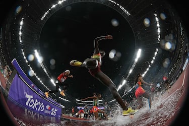 Atletas, incluida la keniana Doris Lemngole (centro), compiten en la final femenina de 3000 metros con obstáculos durante el Campeonato Mundial de Atletismo en Tokio.