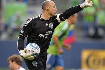 En las tres temporadas que jugó en la MLS logró detener 12 penas por 8 que terminaron en gol dejando lo con 33.33% de efectividad.