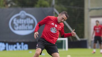 Iago Aspas se ejercita con el balón durante un entrenamiento con el Celta en A Madroa.