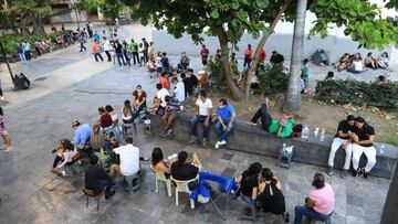 MEX3764. ACAPULCO (MÉXICO), 06/06/2021.- Personas hacen fila este domingo para emitir su voto en un puesto de votación en el balneario de Acapulco, en Guerrero (México). El presidente de México, Andrés Manuel López Obrador, emitió su voto en las elecciones intermedias de este 6 de junio, consideradas las más grandes de la historia de México por el número de cargos a elección. EFE/David Guzmán