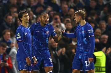 João Félix, Christopher Nkunku y Kiernan Dewsbury-Hall, jugadores del Chelsea, celebran uno de los goles anotados ante el Noah en Conference League.