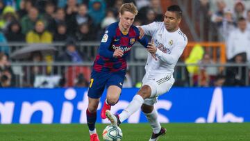 Casemiro intenta arrebatar el balón a Frenkie de Jong en el Clásico Real Madrid-Barcelona del 1 de marzo de 2020.