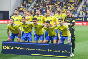 Once inicial del Cádiz. Víctor Chust, Rubén Alcaraz, Aiham Ousou, Álex Fernández, Chris Ramos, Jeremias Ledesma, Javi Hernández, Juanmi, Iza, Rubén Sobrino y Robert Navarro.