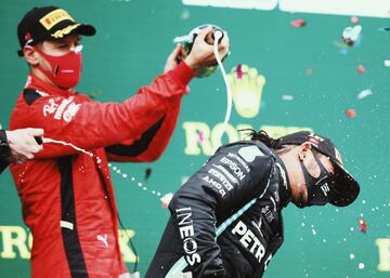 Celebración del piloto británico en el podio de Turquía tras proclamarse campeón del mundo de la Fórmula 1 por séptima vez.