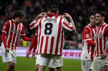 Dubasin celebra con la camiseta número 8 de homenaje a Joaquín su gol al Córdoba.