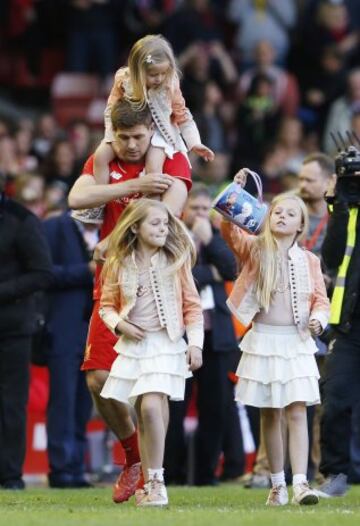 En el último partido del Liverpool en el estadio de Anfield, Gerrard recibió un homenaje de la afición y sus compañeros. El encuentro se disputó ante el Crystal Palace y perdieron 1-3.