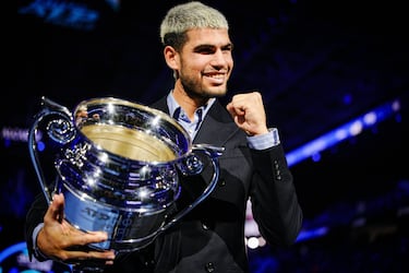 Carlos Alcaraz recibe el trofeo de número 1 del ranking ATP 2025 durante una ceremonia celebrada en Turín. 