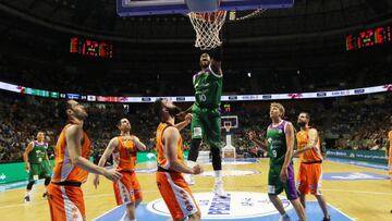 Will Thomas penetra ante Dubljevic.