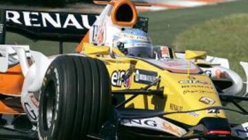 <strong>ALONSO, A ESCENA.</strong> Alonso, con su nuevo Renault en los entrenamientos libres del Gran Premio que abre la temporada, en Australia.