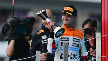 Lando Norris con el trofeo conseguido en Silverstone