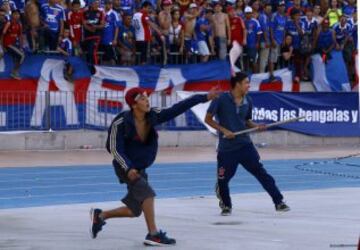 Hinchas de la U ingresan hasta la cancha durante el partido ante O'Higgins disputado en enero de este año.  