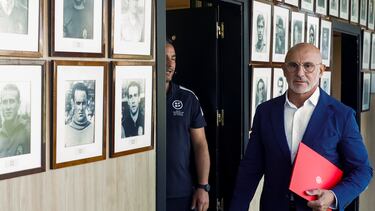 MADRID, 01/09/2023.- El seleccionador de la selección española masculina de fútbol, Luis de la Fuente, antes de anunciar en rueda de prensa la lista de convocados para los próximos compromisos de la selección española, este viernes en Madrid. EFE/ Juan Carlos Hidalgo