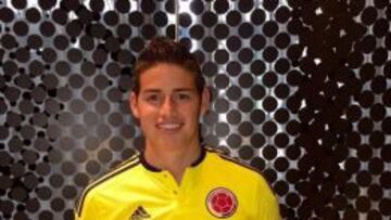 A pesar de la distancia, el jugador colombiano da todo su apoyo con la amarilla puesta.