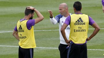 Zidane habla con Varane y Nacho en en un entrenamiento.